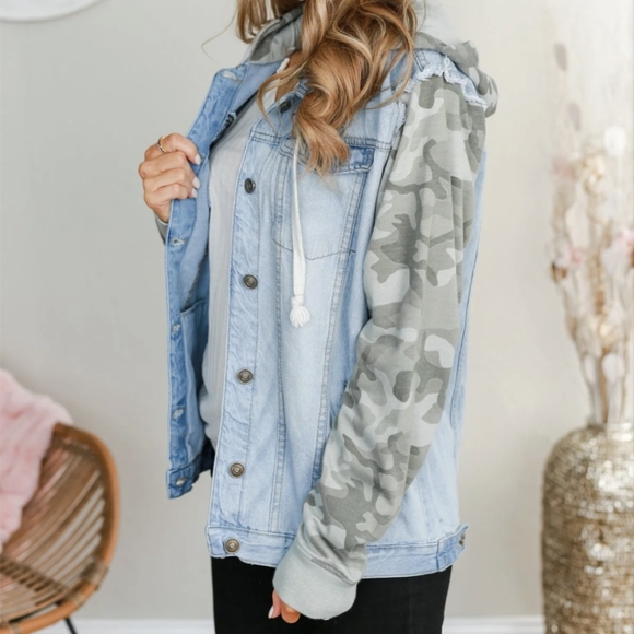 Sew In Love Distressed Frayed Denim and Camo Button Down Jacket Size Women's S - Picture 2 of 11
